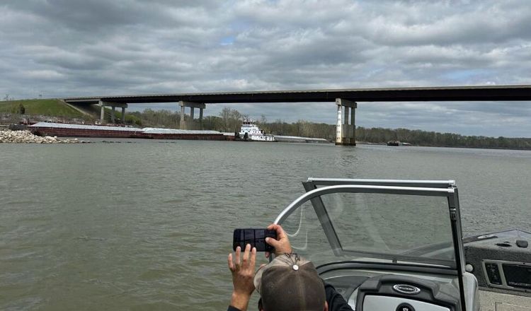 আমেরিকায় ফের সেতুতে জাহাজের ধাক্কা